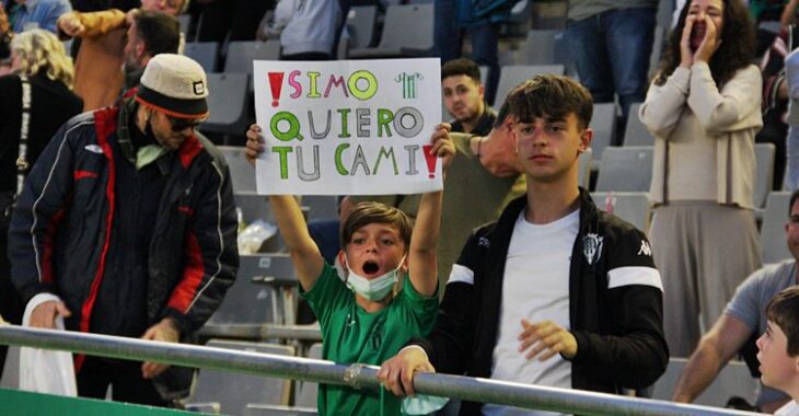 Un joven cordobesistas pidiendo la camiseta.