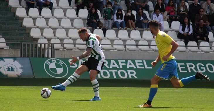 Antonio Casas disparando a puerta para firmar su primer gol.