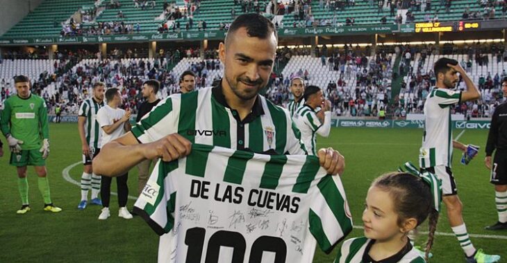 Miguel de las Cuevas con su camiseta centenaria tras marcar ante el Villanovense y certificar su renovación automática.