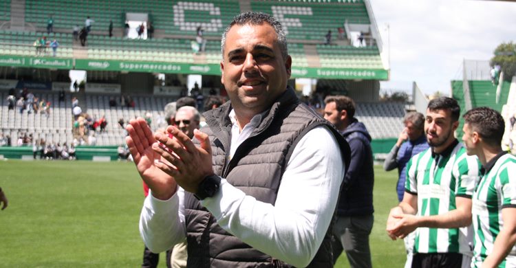 Germán Crespo aplaudiendo al cordobesismo