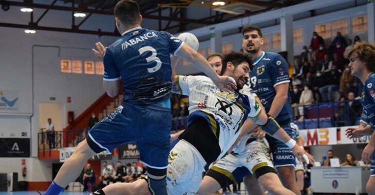 Javi García superando a la defensa del Cangas.