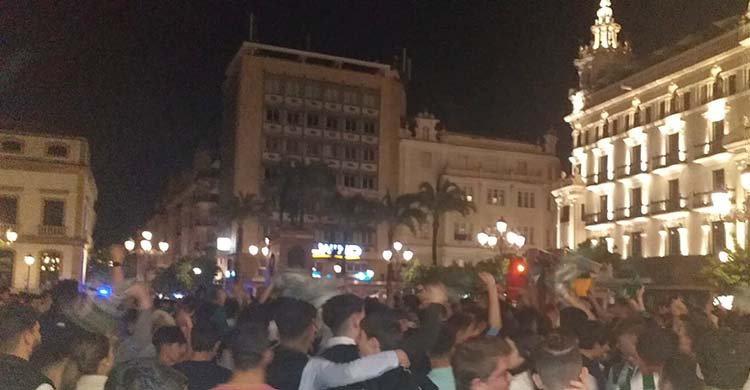 La plaza de Las Tendillas abarrotada esperando a la expedición del Córdoba CF.