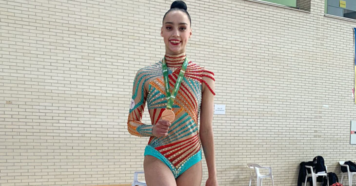 Noa Amber Álvarez posando con su medalla de bronce. Foto: GR Séneca
