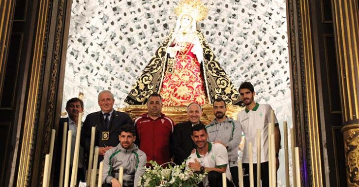 Los cuatro capitanes del Córdoba CF, el técnico Germán Crespo y el consejero delegado Javier González Calvo, junto al vicario general, Antonio Prieto Lucena posando junto a la Señora de Córdoba, la Virgen de los Dolores.