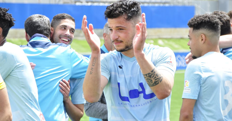 Los jugadores celestes aplaudiendo a la grada del Ciudad de Lucena. Foto: Ciudad de Lucena