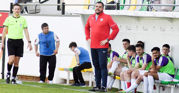 El entrenador del Pozoblanco, Antonio Jesús Cobos, observa el juego desde su área técnica en el Municipal. Foto: CD Pozoblanco
