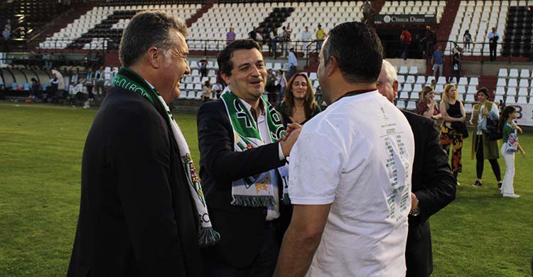 El alcalde de Córdoba, José María Bellido, felicitando a Germán Crespo tras lograr el ascenso.