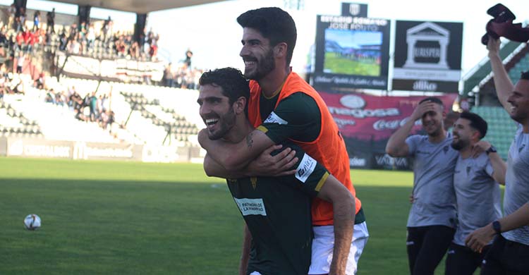 Bernardo y Visus celebrando el ascenso del Córdoba en el descanso del Romano.