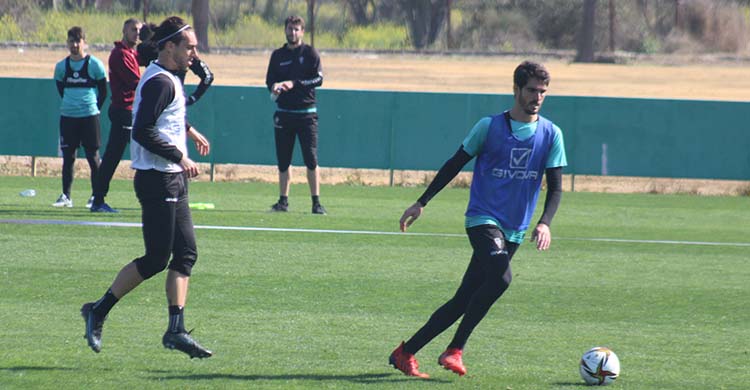 Bernardo Cruz protege el balón ante la llegada de Gudelj.