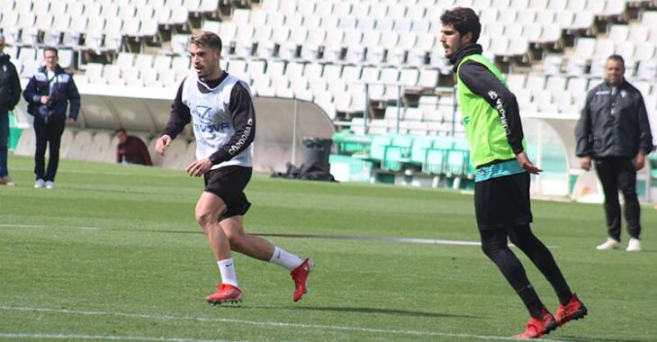 Bernardo y José Alonso se disputarán un puesto en el once inicial este sábado ante el Villanovense.