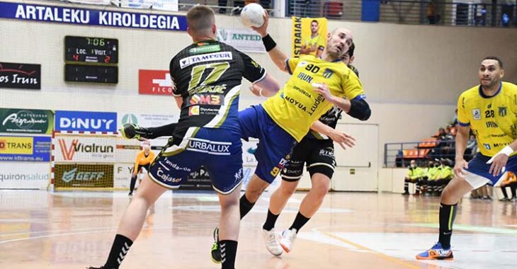 Un jugador del Bidasoa percutiendo sobre la defensa pontana. 