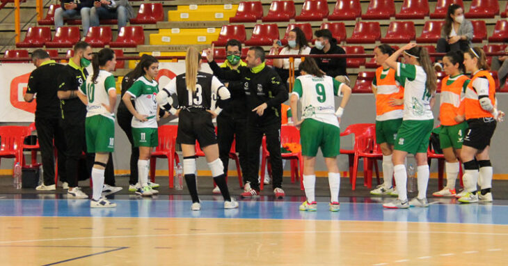 Juanma Cubero dando instrucciones a sus pupilas