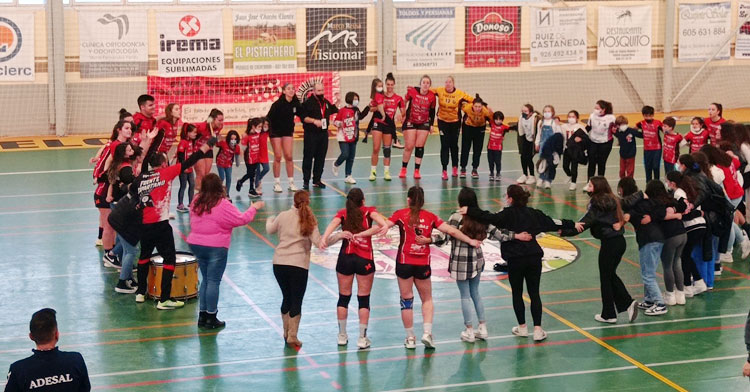 Las jugadoras del Pozuelo celebrando su campeonato de liga tras ganar al Itea Córdoba. Foto: @PCSI1969