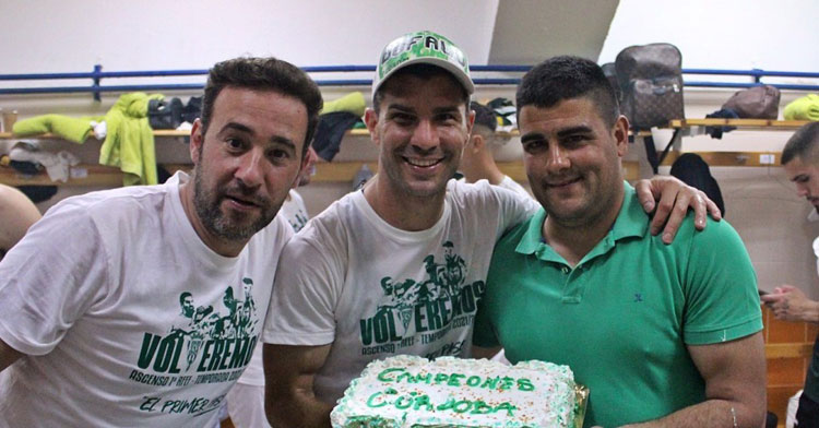 Willy con la tarta de celebración por el título logrado en Mérida. Foto: CCF