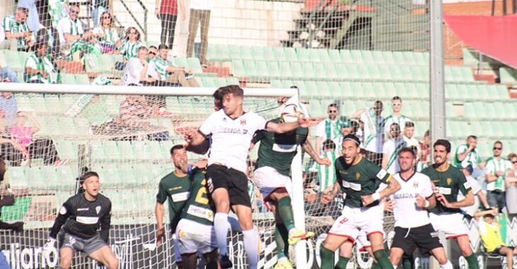 Gudelj saltando a la salida de un córner entre varios compañeros y dos delanteros del Mérida.