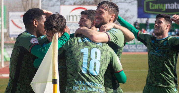 Los jugadores del equipo serón tras anotar un tanto. Foto: CF Villanovense