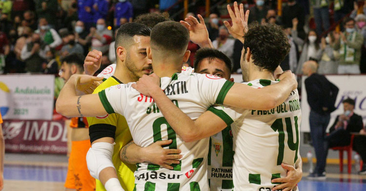 Cristian Ramos celebra junto a otros compañeros uno de los goles del Córdoba Patrimonio de la Humanidad esta temporada. Foto: Córdoba Futsal