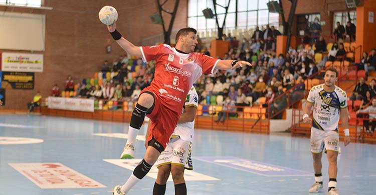 Superados. Un jugador de Cuenca armando su brazo con Joao Pedro al fondo.