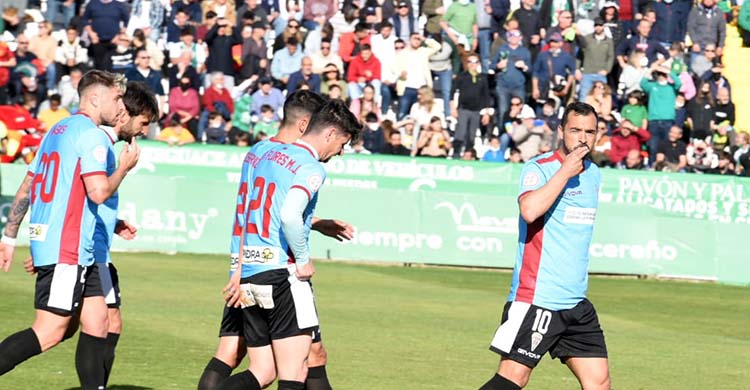 Miguel de las Cuevas celebrando su gol en Cáceres.