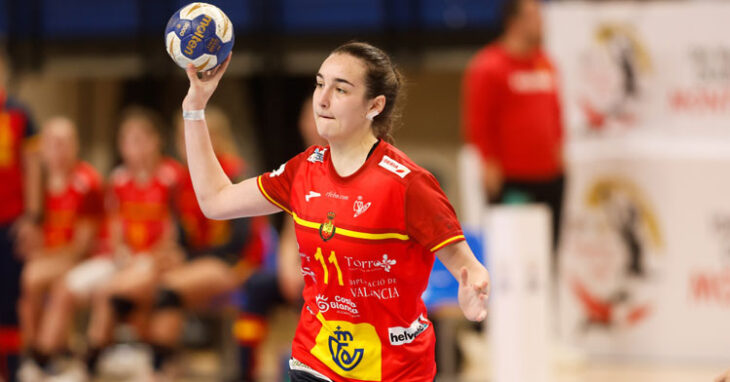 Elena Torres jugando con la selección promesas. Foto: Jordi del Puente / Mediterranean Handball Confederation