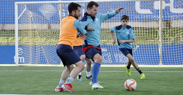El cuadro celeste exigiéndose en los entrenamientos para cambiar su racha. Foto: Ciudad de Lucena