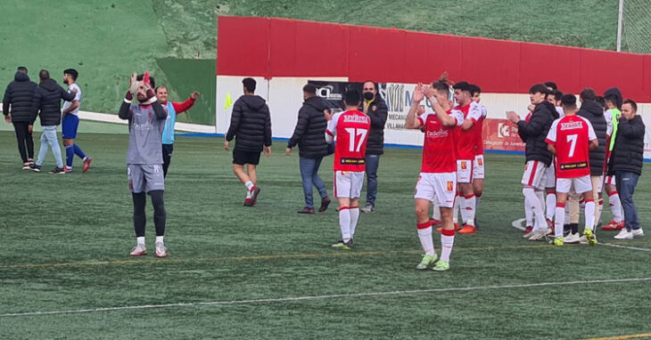 Los jugadores del Espeleño aplauden a su hinchada tras ganar un encuentro más en el Municipal. Foto: Atlético Espeleño