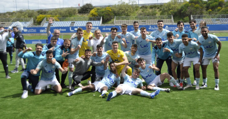 La celebración celeste en el césped. Foto: Ciudad de Lucena