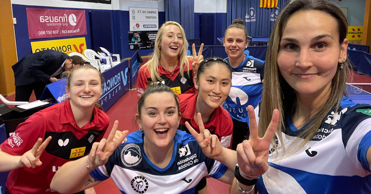 La foto de las jugadoras del Priego Femenino con las compañeras del Vic, en un ambiente de camaradería tras el partido