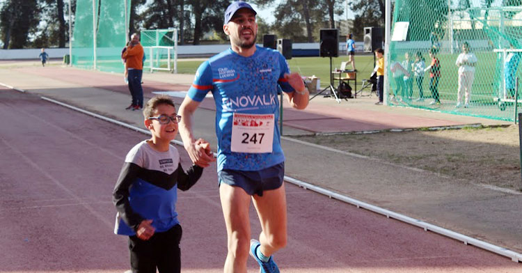Jesús Pineda entrando en vencedor en las pistas de Baena. Foto: Delegación de Deportes de Baena