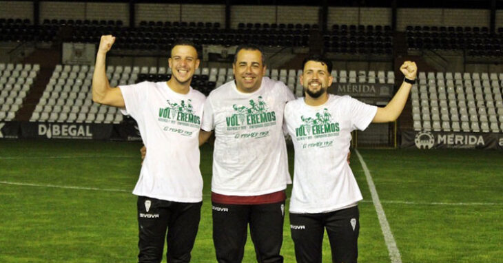 Germán Crespo celebrando el ascenso en Mérida con sus más directos colaboradores. Foto: CCF