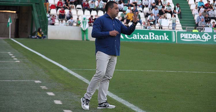 Germán Crespo dando instrucciones en la banda de El Arcángel.