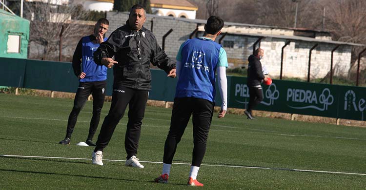 Germán Crespo dando instrucciones a sus hombres.