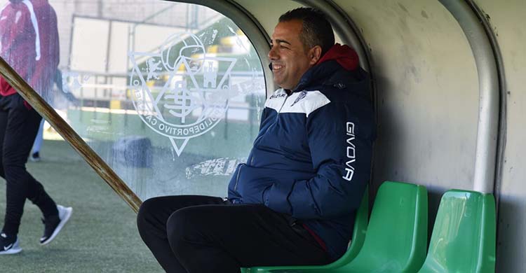 Sonriente. Germán Crespo sentado en el banquillo del Cacereño.