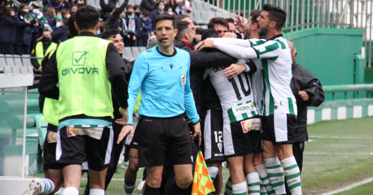 La piña del Córdoba CF tras el tanto de Miguel de las Cuevas. Foto: CCF