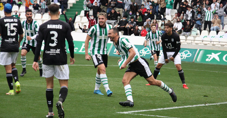 Miguel de las Cuevas celebrando su tanto al Villanovense. Foto: CCF