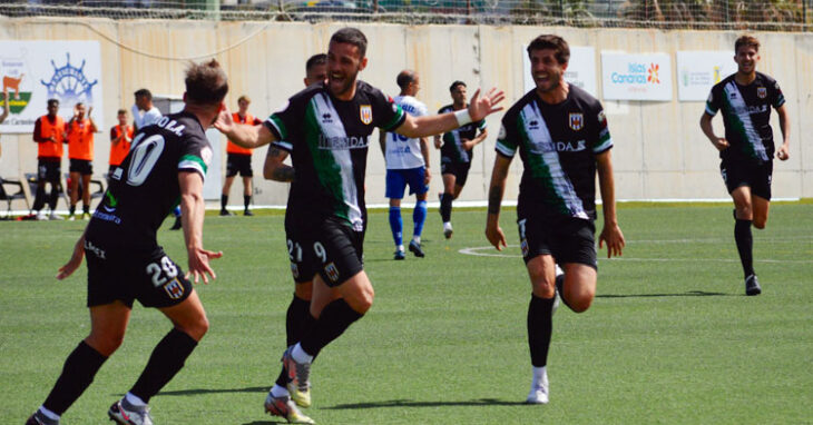 Los jugadores emeritenses celebrando un gol. Foto: AD Mérida