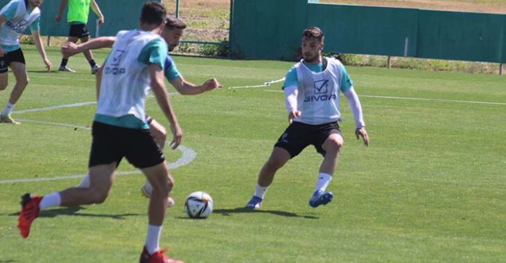 José Alonso al corte en la vuelta a los entrenamientos.