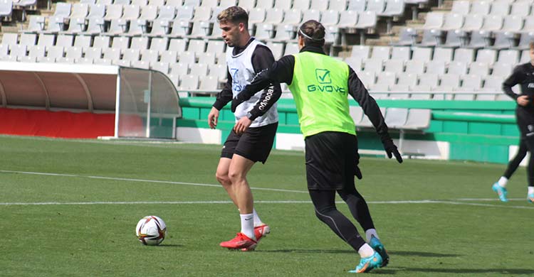José Alonso encarando a Gudelj con el balón en su pies.