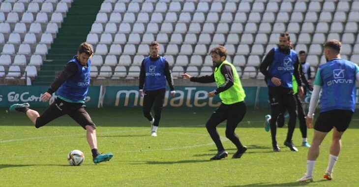 José Cruz, que volverá al equipo titular tras cumplir su partido de sanción, dispara a puerta ante Álex Bernal.