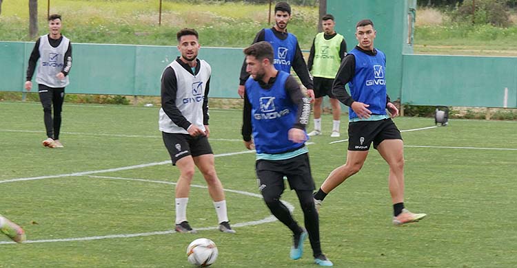 José Cruz busca un compañero bajo la mirada de Omar Perdomo, Adrián Fuentes y Visus en la vuelta a los entrenamientos.