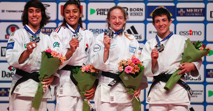 Julia Figueroa, a la derecha, en el podio de la categoría de -48 kg del Europeo de Sofía. Foto: Federación Española de Judo