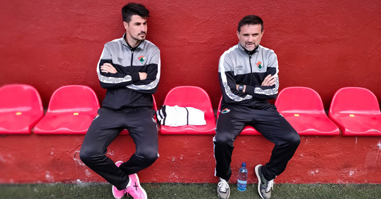 Julio Cobos, a la derecha, antes de empezar el duelo con el Mensajero del miércoles. Foto: CP Cacereño