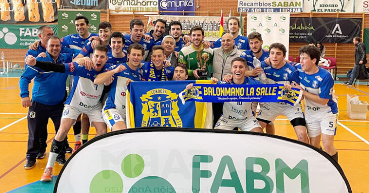Los jugadores de La Salle posan como vencedores de la fase final de la Segunda Nacional de Andalucía. Foto: FABM