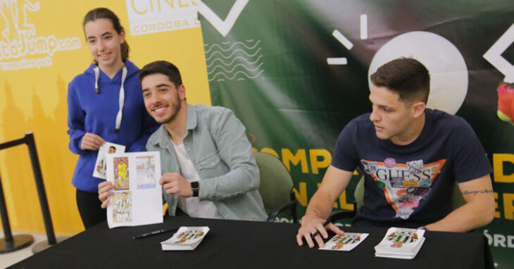 Lucas Perin y Álex Viana firmando autógrafos a los aficionados. Foto: Córdoba Futsal
