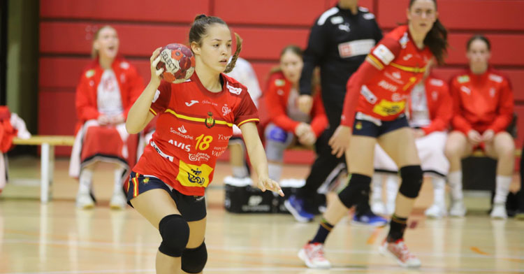 Lucía Lucena en acción. Foto: Jordi del Puente / Mediterranean Handball Confederation
