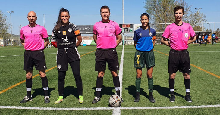 El Córdoba Femenino tuvo que jugar con una elástica alternativa, quizá un presagio de lo que iba a pasar. Foto: Cacereño Femenino