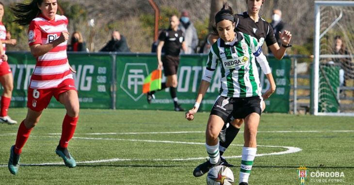 La capitana cordobesista María Avilés inicia el juego. Foto: CCF