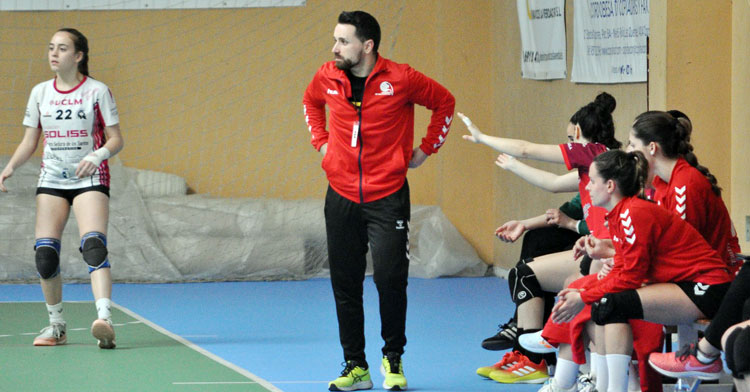 Mario Ortiz siguiendo las evoluciones del Deza Córdoba de Balonmano desde su área técnica. Foto: CBM