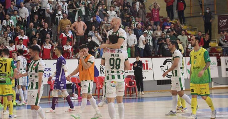 Lucas Perin alzando a Miguelín tras el gol de la remontada sobre la bocina para derrotar al Jaén Paraíso Interior.