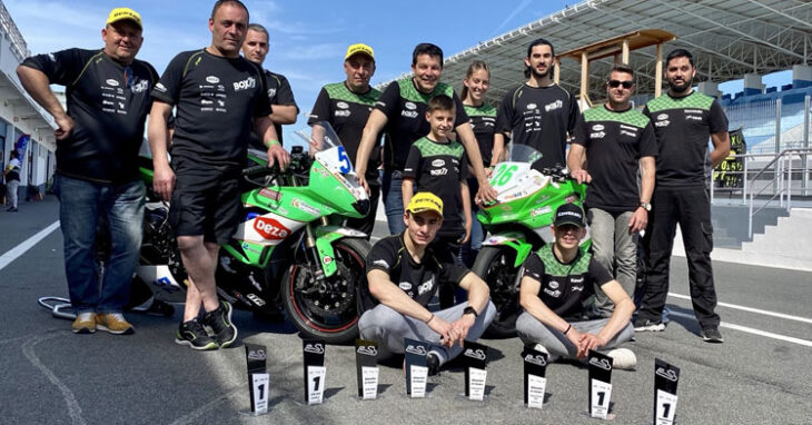 El equipo posando con todos los trofeos conseguidos